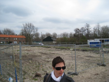 Hier komt ongeveer de ingang van de garage