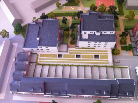 Middelste van 3 lage huizen. Tuin ligt op 1ste etage.