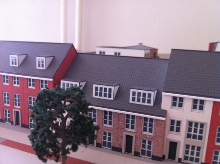 Dit wordt ons huis. 1ste links naast boom.