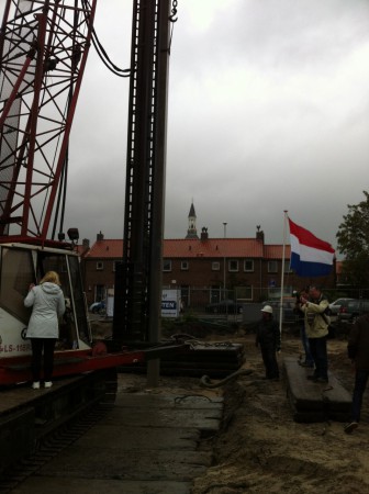 Wethouder slaat laatste heipaal