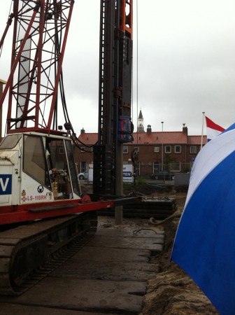 Wethouder slaat laatste heipaal