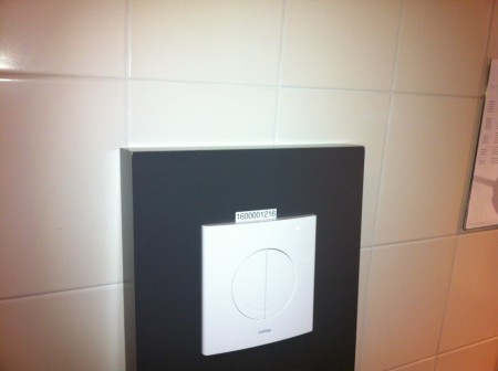 Dit wordt de spoelknop van de WC