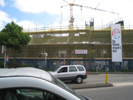 Ons huis is die links naast de vlag van Zwaan