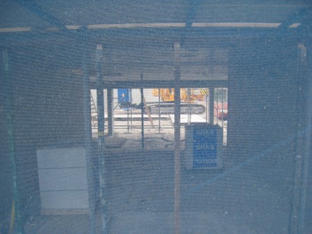 Links de voordeur. Rechts het raam van de logeerkamer